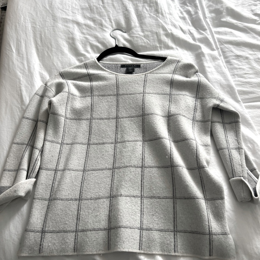 Tahari sweater XS in white with grey stripes